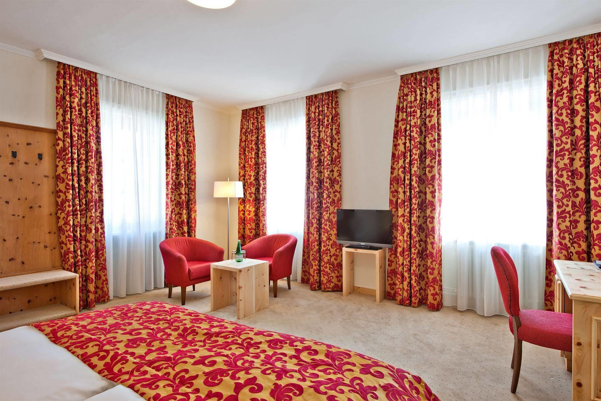 Hotel Engiadina Zuoz Buitenkant foto